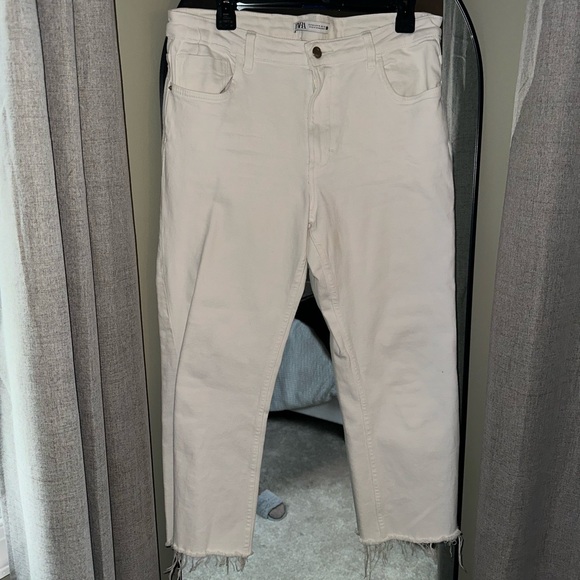 Zara White Cropped Jeans with Distressed Hem - Picture 4 of 8